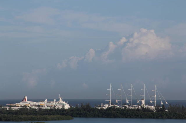 Tall and cruise ships, Jamaica